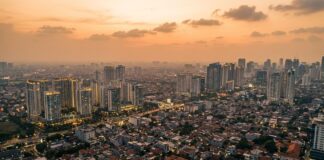Harga Properti Jakarta Tidak Akan Pernah Turun — Ini Alasannya Skyline Jakarta dari udara menggambarkan tren harga properti yang terus naik secara struktural — analisis Panduanproperti.id