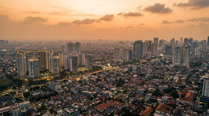 Skyline Jakarta dari udara menggambarkan tren harga properti yang terus naik secara struktural — analisis Panduanproperti.id