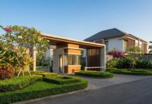 IPL Cluster Perumahan: Biaya Bulanan yang Wajar dan Komponennya Gerbang masuk cluster perumahan modern Indonesia dengan taman terawat dan pos keamanan — panduan IPL iuran pengelolaan lingkungan — Panduanproperti.id