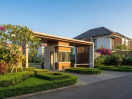 IPL Cluster Perumahan: Biaya Bulanan yang Wajar dan Komponennya Gerbang masuk cluster perumahan modern Indonesia dengan taman terawat dan pos keamanan — panduan IPL iuran pengelolaan lingkungan — Panduanproperti.id