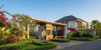 IPL Cluster Perumahan: Biaya Bulanan yang Wajar dan Komponennya Gerbang masuk cluster perumahan modern Indonesia dengan taman terawat dan pos keamanan — panduan IPL iuran pengelolaan lingkungan — Panduanproperti.id