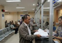 Apa Itu BPHTB? Cara Hitung dan Siapa yang Wajib Membayar Ilustrasi pembayaran BPHTB dalam proses jual beli properti di Indonesia dengan dokumen dan kalkulator