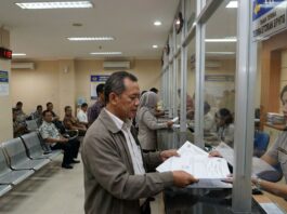Apa Itu BPHTB? Cara Hitung dan Siapa yang Wajib Membayar Ilustrasi pembayaran BPHTB dalam proses jual beli properti di Indonesia dengan dokumen dan kalkulator