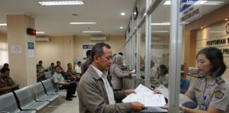 Apa Itu BPHTB? Cara Hitung dan Siapa yang Wajib Membayar Ilustrasi pembayaran BPHTB dalam proses jual beli properti di Indonesia dengan dokumen dan kalkulator