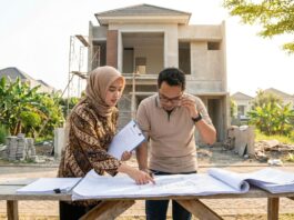 Due Diligence Properti: 10 Hal Wajib Dicek Sebelum Beli Rumah Calon pembeli rumah melakukan pengecekan dokumen dan inspeksi fisik properti sebelum transaksi di Indonesia