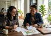 Berapa Gaji Minimal untuk KPR Rp500 Juta di 2026? Ilustrasi simulasi cicilan KPR Rp500 juta dengan dokumen slip gaji dan kalkulator di atas meja kerja