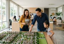 Cara Memilih Cluster Perumahan: 8 Kriteria Wajib Cek Keluarga mempelajari siteplan saat cara memilih cluster perumahan yang aman