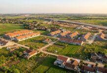 Legok Pagedangan Properti 2026: Sunrise Sebelum Tol Legok Pagedangan properti 2026 di Tangerang — lahan terbuka dan konstruksi perumahan baru di koridor Tol Serbaraja