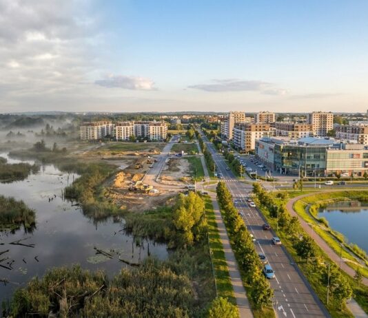 Sejarah Summarecon Agung: Dari Rawa Kelapa Gading ke 9 Kota Ilustrasi sejarah Summarecon Agung — kota mandiri modern dengan danau, mal, dan hunian tertata