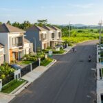 Setu Bekasi: Kawasan Sunrise Antara Grand Wisata & Tol CimaCi Kawasan perumahan baru di Setu Bekasi dengan latar belakang Grand Wisata dan akses tol