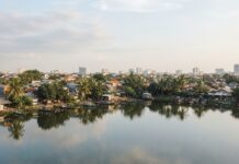 Properti Cipondoh 2026: Banjir, Harga, dan Akses Jakarta Properti Cipondoh 2026 dengan pemandangan Situ Cipondoh dan permukiman padat Kecamatan Cipondoh di Kota Tangerang