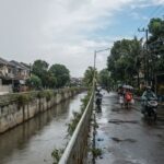 Properti Jatiasih 2026: Risiko Banjir, Harga, dan Akses Properti Jatiasih 2026 dengan permukiman Kota Bekasi di dekat saluran Kali Bekasi yang menjadi titik rawan banjir