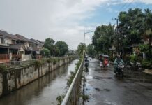 Properti Jatiasih 2026: Risiko Banjir, Harga, dan Akses Properti Jatiasih 2026 dengan permukiman Kota Bekasi di dekat saluran Kali Bekasi yang menjadi titik rawan banjir