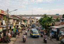 Properti Karawaci 2026: Harga, Akses, dan Risiko Banjir Properti Karawaci 2026 dengan permukiman padat Kecamatan Karawaci Kota Tangerang, akses Gerbang Tol Karawaci, dan kawasan ekonomi Cimone